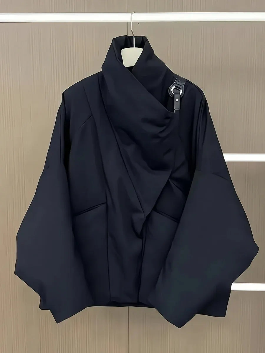 Ισμήνη - Asymmetrische Daunenjacke mit hohem Kragen