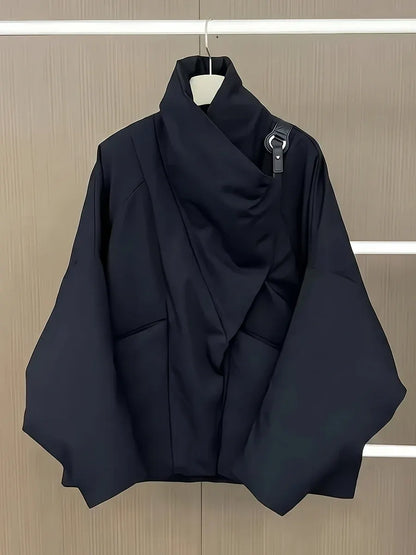 Ισμήνη - Asymmetrische Daunenjacke mit hohem Kragen