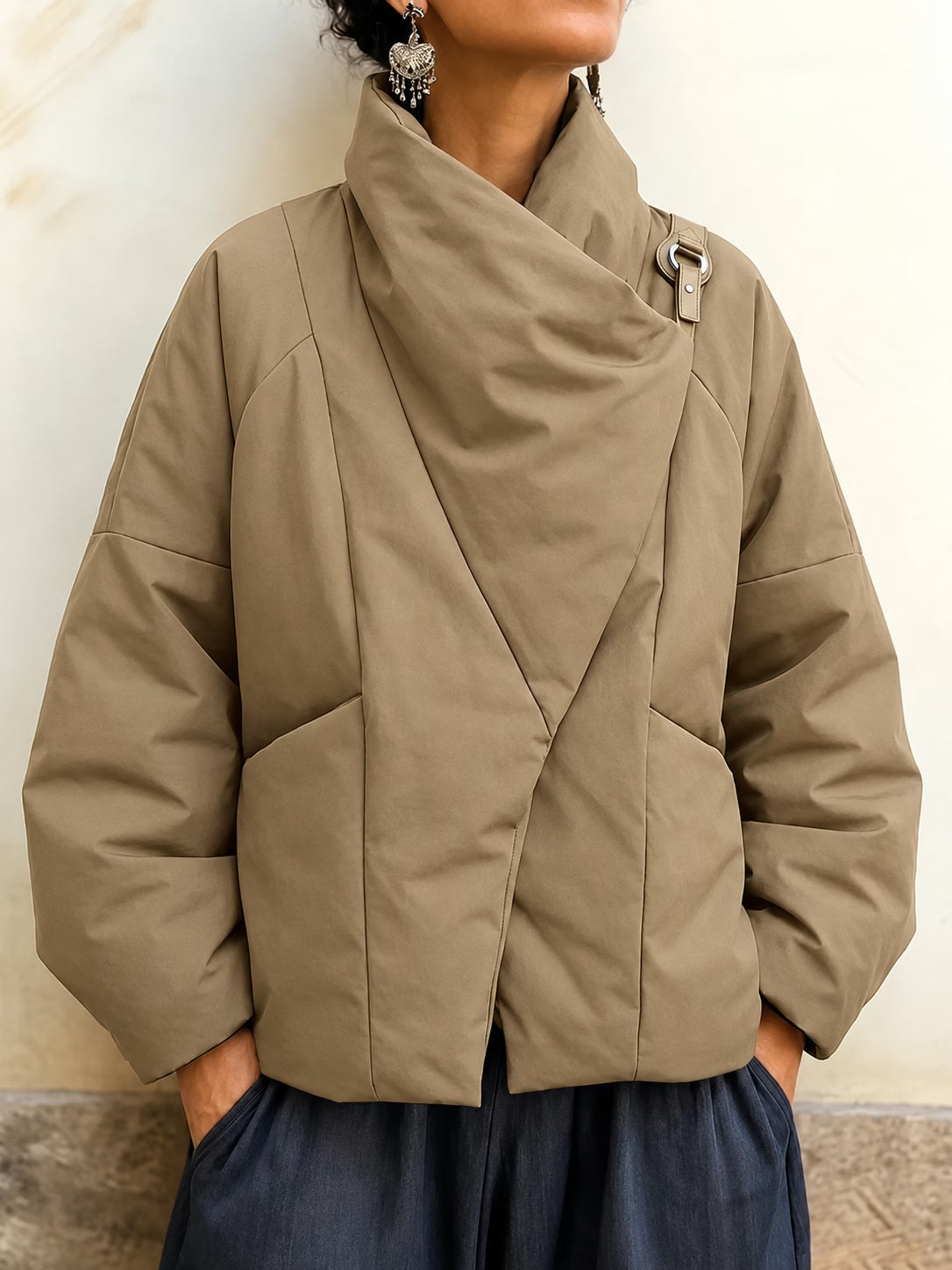 Ισμήνη - Asymmetrische Daunenjacke mit hohem Kragen