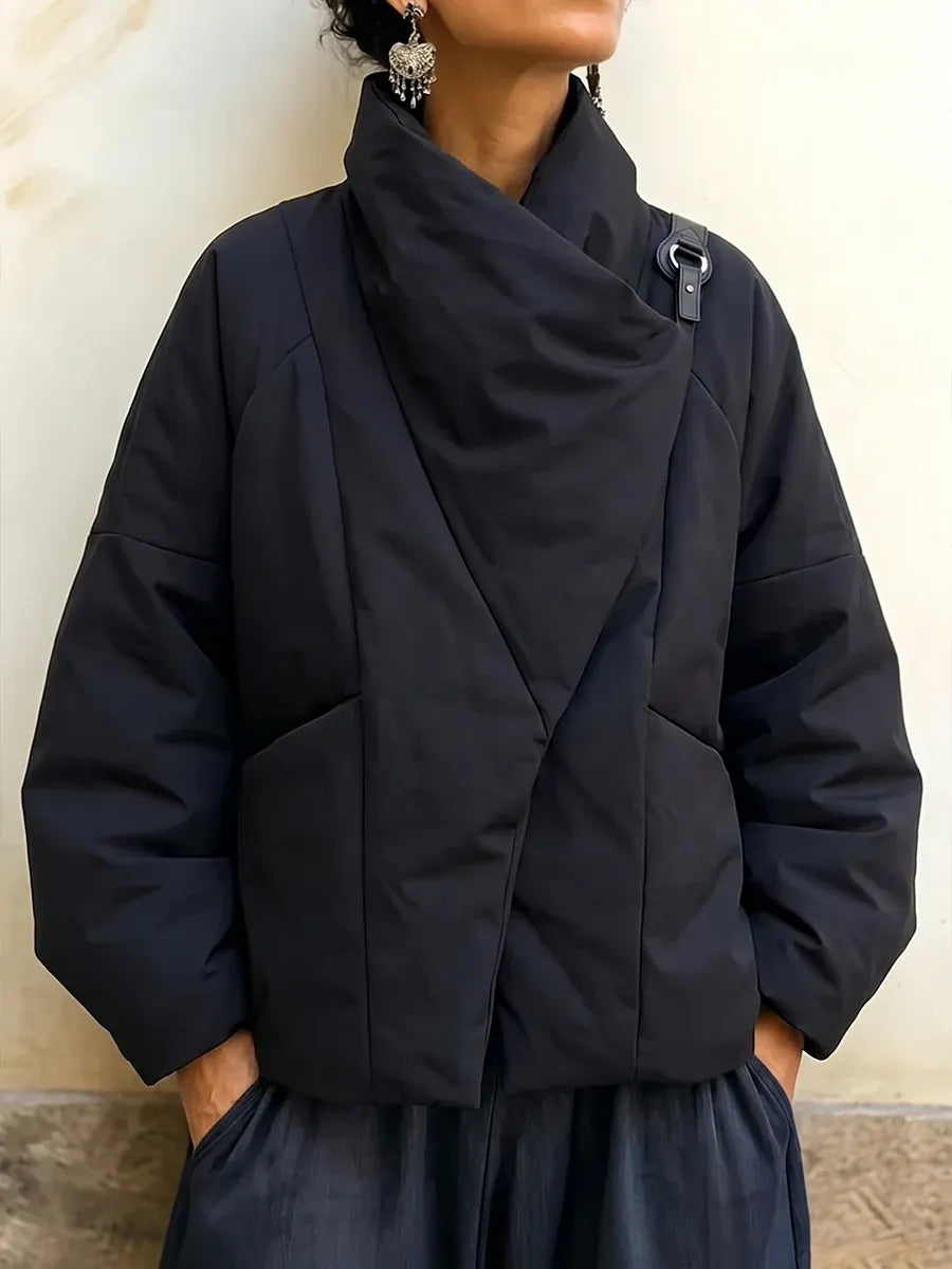 Ισμήνη - Asymmetrische Daunenjacke mit hohem Kragen