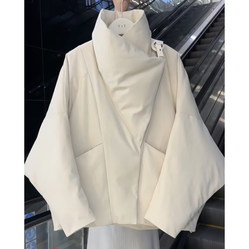 Ισμήνη - Asymmetrische Daunenjacke mit hohem Kragen