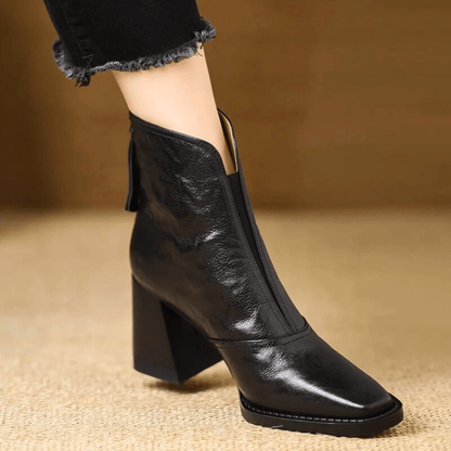 Ζόρα - Skulpturale Mini-Stiefelette